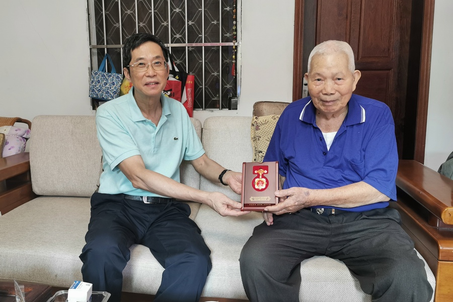 2019-9-19连介德为蓝运树同志颁发庆祝中华人民共和国成立70周年纪念章1.jpg