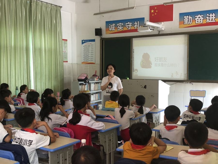 2019-6台盟新时代文明实践“爱心护蕾·呵护未来”未成年人防性侵知识讲座暨捐赠仪式活动在海口举行.台盟新时代文明实践“爱心护蕾·呵护未来”未成年人防性侵知识讲座暨捐赠仪式活动在海口举行4.jpg