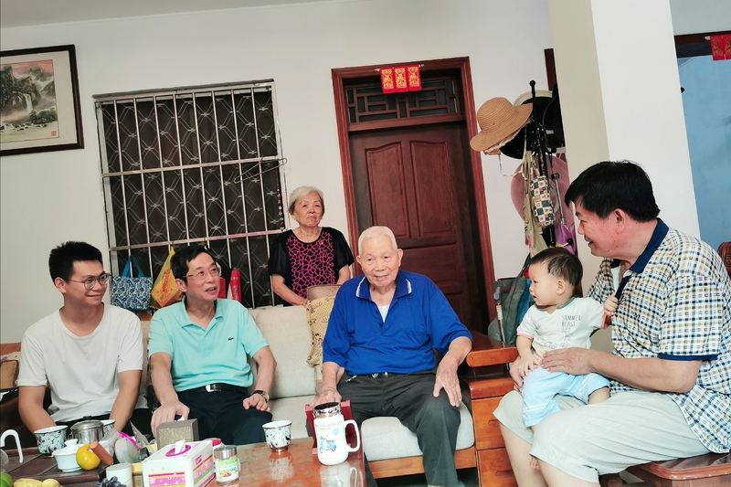 2019-9-19连介德为蓝运树同志颁发庆祝中华人民共和国成立70周年纪念章2.jpg