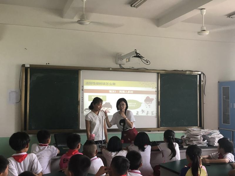 2019-6(正式)台盟新时代文明实践“爱心护蕾·呵护未来”未成年人防性侵知识讲座暨捐赠仪式活动在海口举行.台盟新时代文明实践“爱心护蕾·呵护未来”未成年人防性侵知识讲座暨捐赠仪式活动在海口举.jpg