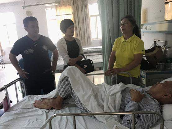 2018-9台盟琼海市支部班子领导看望住院老盟员.jpg